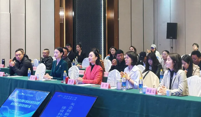 1766647225396032180.png 评委.webp.png