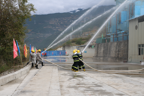 C:\Users\yq\Desktop\2   KG}S(@F11月5日，迪庆州生态环境局联合维西分局在维西县巴迪乡华能澜沧江水电股份有限公司的乌弄龙?里底水电工程拌和楼举行2019年突发环境事件应急处置演练；进一步强化环境应急准备，检验应急预案、磨合工作机制、锻炼应急队伍、提高应急能力。{8QDS[~KR2LJ7F~N_副本.png